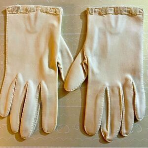 Elegant Vintage Cream Gloves with Beaded Trim